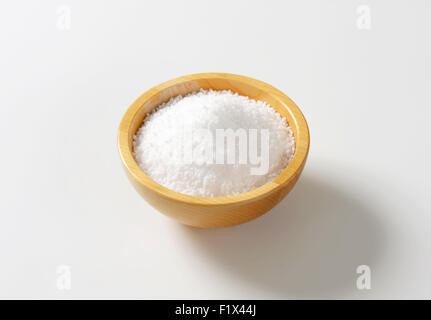 Partie de grains de sel dans le bol en bois Banque D'Images