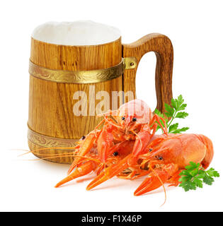 Mug en bois avec de la bière et le homard rouge isolé sur fond blanc. Banque D'Images