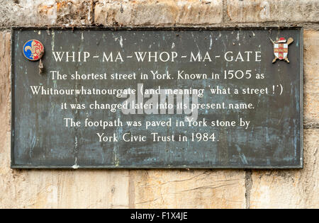 En Whip-Ma Whop-Ma-signe-Gate, ville de York, Angleterre, Royaume-Uni. La rue la plus courte dans l'État de New York. Banque D'Images