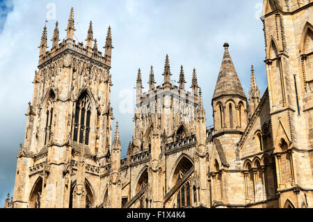 Les tours de l'ouest de la cathédrale de York Minster Yard, ville de York, Yorkshire, Angleterre, Royaume-Uni Banque D'Images