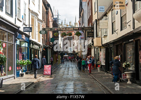 Stonegate, une rue de la ville de York, Yorkshire, Angleterre, Royaume-Uni Banque D'Images