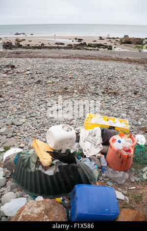 Déchets en plastique / refuser recueillis / trier sur la plage de Porth, Ysgo Llanfaelrhys, Aberdaron, péninsule Llyn, Banque D'Images