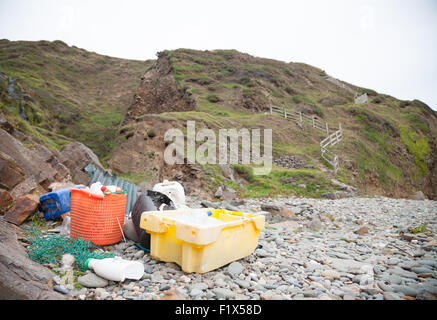 Déchets en plastique / refuser recueillis / trier sur la plage de Porth, Ysgo Llanfaelrhys, Aberdaron, péninsule Llyn, Banque D'Images