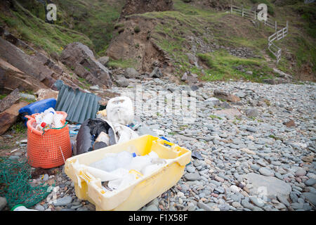 Déchets en plastique / refuser recueillis / trier sur la plage de Porth, Ysgo Llanfaelrhys, Aberdaron, péninsule Llyn, Banque D'Images