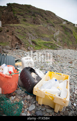 Déchets en plastique / refuser recueillis / trier sur la plage de Porth, Ysgo Llanfaelrhys, Aberdaron, péninsule Llyn, Banque D'Images