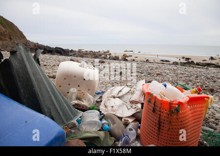 Déchets en plastique / refuser recueillis / trier sur la plage de Porth, Ysgo Llanfaelrhys, Aberdaron, péninsule Llyn, Banque D'Images