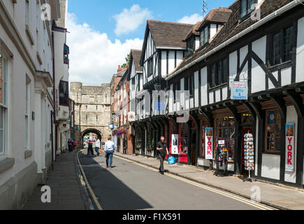 Bootham Bar et magasins en haute Petergate, ville de York, Yorkshire, Angleterre, Royaume-Uni Banque D'Images