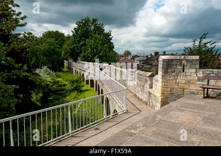 Les murs de la ville de la tour de Robin Hood, York, Yorkshire, Angleterre, Royaume-Uni Banque D'Images