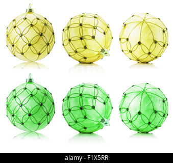 Jeu de boules de Noël vert et jaune isolé sur fond blanc. Banque D'Images