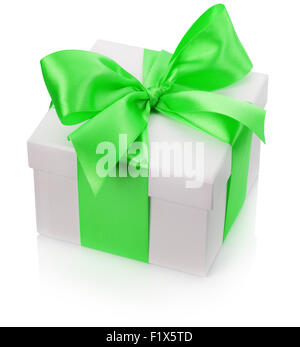 Boîte-cadeau avec l'arc vert isolé sur le fond blanc. Banque D'Images