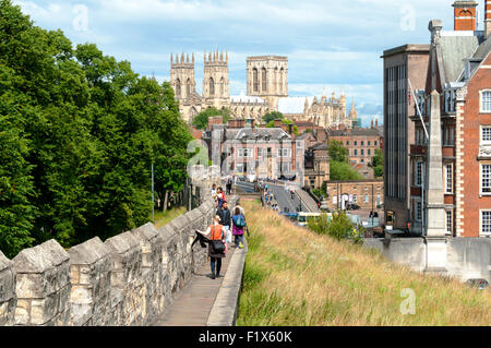 La cathédrale de York des murs de la ville, près de Lendal Bridge, ville de York, Yorkshire, Angleterre, Royaume-Uni Banque D'Images