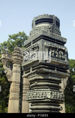 Magnifiquement sculpté pilier, vue partielle de portail, porte d'entrée (Toranas), complexe du temple, fort de Warangal, Warangal, Telanga Banque D'Images