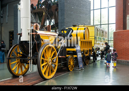 Replica, partie sectionnées de Stephenson's Rocket locomotive chez le National Railway Museum, City of York, Yorkshire, Angleterre, Royaume-Uni Banque D'Images