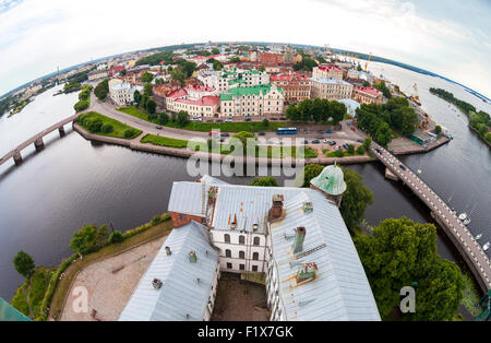 Vue fisheye sur la vieille ville depuis le pont d'observation du château de Vyborg à Vyborg, Russie Banque D'Images