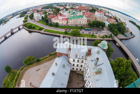 Vue fisheye sur la vieille ville depuis le pont d'observation du château de Vyborg à Vyborg, Russie Banque D'Images