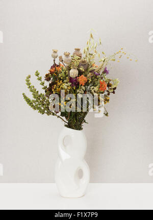 Fleurs séchées dans un vase en porcelaine. Banque D'Images