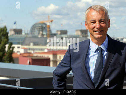 Berlin, Allemagne. 05Th Nov, 2015. Rainer Munz, directeur du studio du groupe de médias RTL Allemagne, pose sur le toit des nouveaux studios de la media corporation à Berlin, Allemagne, 08 septembre 2015. Le Reichstag bâtiment parlementaire est représentée dans l'arrière-plan. Le nouveau studio sera officiellement ouverte le 09 septembre. Photo : WOLFGANG KUMM/dpa/Alamy Live News Banque D'Images