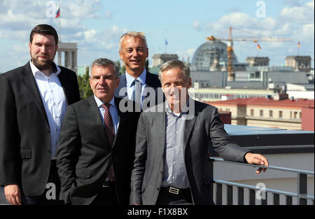 Berlin, Allemagne. 05Th Nov, 2015. Matthias Walter (L-R), chef du service des nouvelles de la télévision RTL II, Hans Demmel, directeur de la chaîne de télévision n-tv, Rainer Munz, directeur du studio du groupe de médias RTL Allemagne, et Michael Wulff, chef du réseau d'information, poser sur le toit de la nouvelle studios de la media corporation à Berlin, Allemagne, 08 septembre 2015. Le Reichstag bâtiment parlementaire est représentée dans l'arrière-plan. Le nouveau studio sera officiellement ouverte le 09 septembre. Photo : WOLFGANG KUMM/dpa/Alamy Live News Banque D'Images