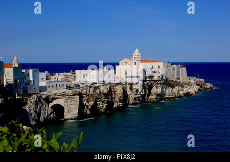 Vieille ville et église de La chiesa di Santa Croce, Vieste, Gargano, Pouilles, Italie Banque D'Images