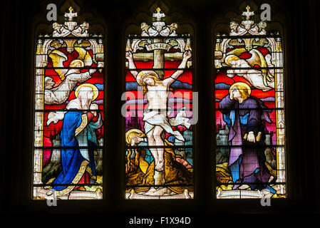 Fenêtre vitrail de l'église de l'abbaye de Tewkesbury. Crucifixion Jésus Christ Royaume-Uni. Banque D'Images