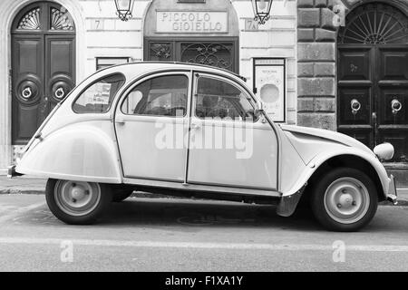 Rome, Italie - 9 août 2015 : Old-timer Citroen 2CV6 Special car est garé sur le bord de la ville, vue de côté Banque D'Images