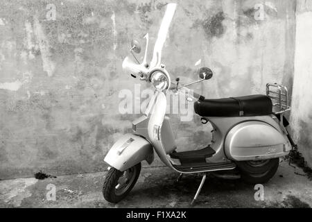 Gaeta, Italie - 19 août 2015 : Vespa scooter est garé près du mur Banque D'Images