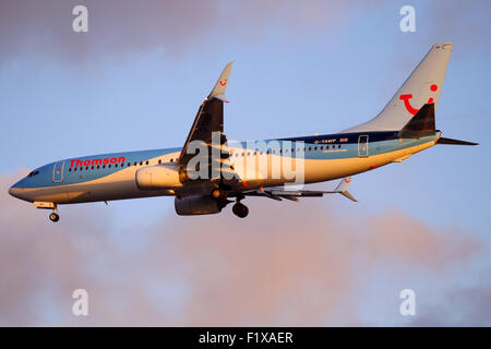 Thomson Airways Boeing 737-800 de la piste 23R approches à l'aéroport de Manchester. Banque D'Images