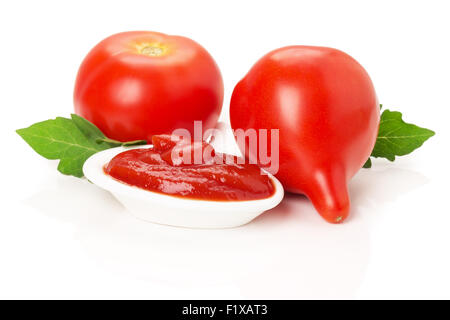 Bol avec de la sauce tomate et les tomates rouges juteux isolé sur le fond blanc. Banque D'Images