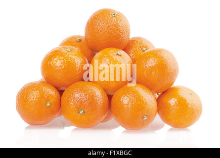 Pile de mandarine sur un fond blanc. Banque D'Images