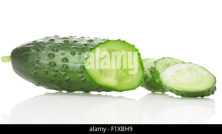 Les tranches de concombre et isolated over white background. Banque D'Images
