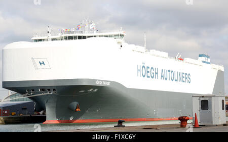 Southampton, Hampshire, Royaume-Uni. 8 Septembre, 2015. L'objectif est de faire ses Hoegh première apparition dans le port de la ville dans le cadre de son premier voyage à travers le monde. C'est le plus grand transporteur de voitures et de camions pur (PCTC) sur la planète et est capable de transporter 8 500 voitures avec un espace de pont de 71 400-mètres (sq). Le transporteur est à 200 mètres de longueur, 36 mètres de large et possède un espace de pont qui est la taille de 10 terrains de football. Le nouveau navire géant sera incontournable car il arrive à Southampton ayant déjà visité de Tyne et Wear à la fin du mois d'août. Crédit : Jason Kay/Alamy Live News Banque D'Images