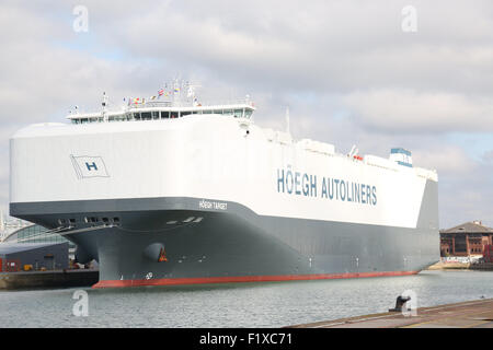 Southampton, Hampshire, Royaume-Uni. 8 Septembre, 2015. L'objectif est de faire ses Hoegh première apparition dans le port de la ville dans le cadre de son premier voyage à travers le monde. C'est le plus grand transporteur de voitures et de camions pur (PCTC) sur la planète et est capable de transporter 8 500 voitures avec un espace de pont de 71 400-mètres (sq). Le transporteur est à 200 mètres de longueur, 36 mètres de large et possède un espace de pont qui est la taille de 10 terrains de football. Le nouveau navire géant sera incontournable car il arrive à Southampton ayant déjà visité de Tyne et Wear à la fin du mois d'août. Crédit : Jason Kay/Alamy Live News Banque D'Images