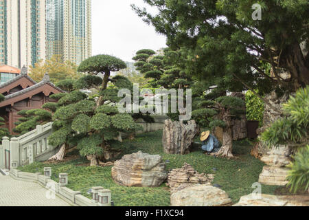 Entretien jardinier les jardins à l'Nan Liang Garden à Hong Kong Banque D'Images