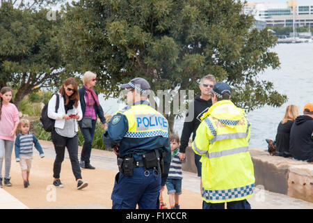 Nouvelle Galles du Sud les agents de police en patrouille à Barangaroo réserver park, Sydney, Australie Banque D'Images