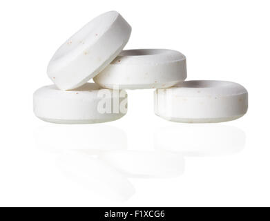 Pilules blanches sur fond blanc. Banque D'Images