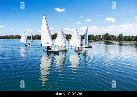 Beaucoup de petits blancs des bateaux naviguant sur le lac Banque D'Images
