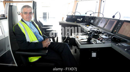 Southampton, Hampshire, Royaume-Uni. 8 Septembre, 2015. L'objectif est de faire ses Hoegh première apparition dans le port de la ville dans le cadre de son premier voyage à travers le monde. C'est le plus grand transporteur de voitures et de camions pur (PCTC) sur la planète et est capable de transporter 8 500 voitures avec un espace de pont de 71 400-mètres (sq). Le transporteur est à 200 mètres de longueur, 36 mètres de large et possède un espace de pont qui est la taille de 10 terrains de football. Le nouveau navire géant sera incontournable car il arrive à Southampton ayant déjà visité de Tyne et Wear à la fin du mois d'août. Crédit : Jason Kay/Alamy Live News Banque D'Images