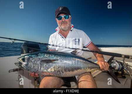 Le thon de l'Atlantique (Thunnus thynnus) Pratiquer la pêche sportive au pays Basque (France). Pêcheur présentant un trophée. Banque D'Images