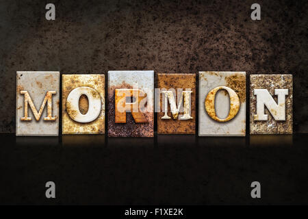 Le mot 'MORMON' écrit en métal rouillé type typographique sur une texture grunge fond sombre. Banque D'Images