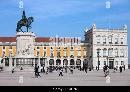 Portugal, Lisbonne, Praca do Comercio - Commerce Square, statue équestre du roi Jose je à partir de 1775. Banque D'Images