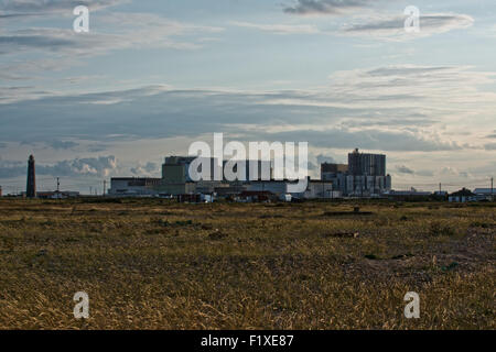 Maintenant la date de sortie non utilisée et un dormeur, Nuclear Power Station à proximité de la plage. Banque D'Images