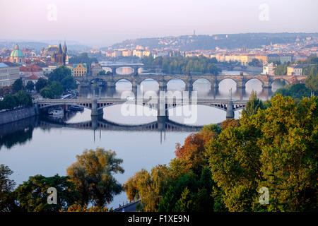 Ponts sur la rivière Vltava à Prague, République Tchèque, Europe Banque D'Images