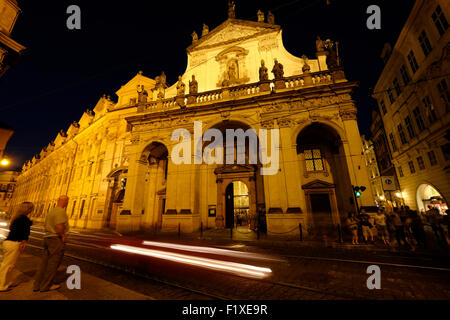 Tourné de nuit de l'église du Saint Sauveur à Prague, République Tchèque, Europe Banque D'Images