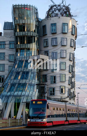 La maison qui danse Fred et Ginger, par Vlado Milunić et architectes Frank Gehry, à Prague, République Tchèque, Europe Banque D'Images