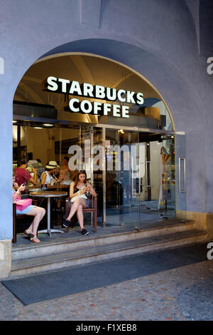 Café Starbucks à Prague, République Tchèque, Europe Banque D'Images