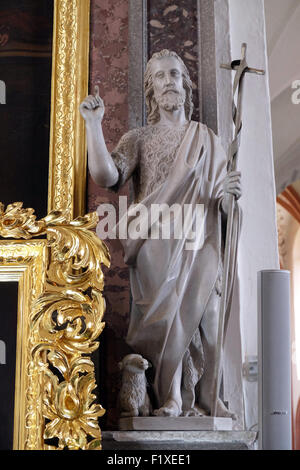 Saint Jean le Baptiste, statue sur l'autel dans la Cathédrale de St Nicholas à Novo mesto, Slovénie Banque D'Images