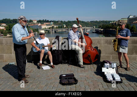 Les artistes de rue jouant la musique de jazz sur le pont Charles à Prague, République Tchèque, Europe Banque D'Images