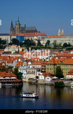 Excursion en bateau touristique sur la rivière Vltava, Prague, République Tchèque, Europe Banque D'Images