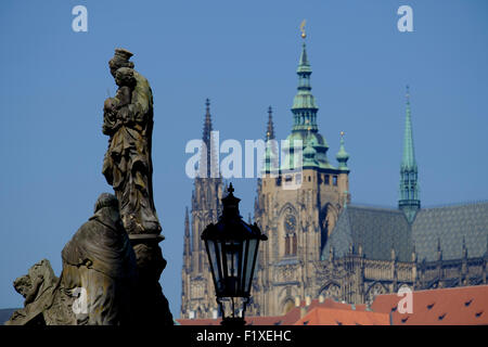 Statue sur le pont Charles à la cathédrale Saint-Guy en arrière-plan, Prague, République Tchèque, Europe Banque D'Images