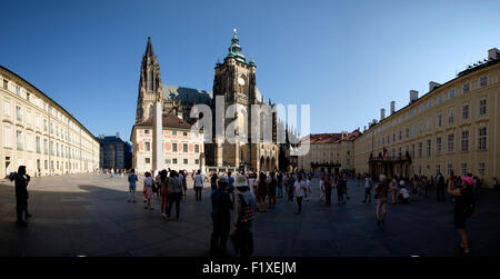 Tour sud de la cathédrale Saint-Guy à l'intérieur de l'ensemble du château de Hradčany à Prague, République Tchèque, Europe Banque D'Images